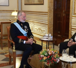 Don Felipe conversa con el embajador de la República Bolivariana de Venezuela, Jesús Zambrano Guédez